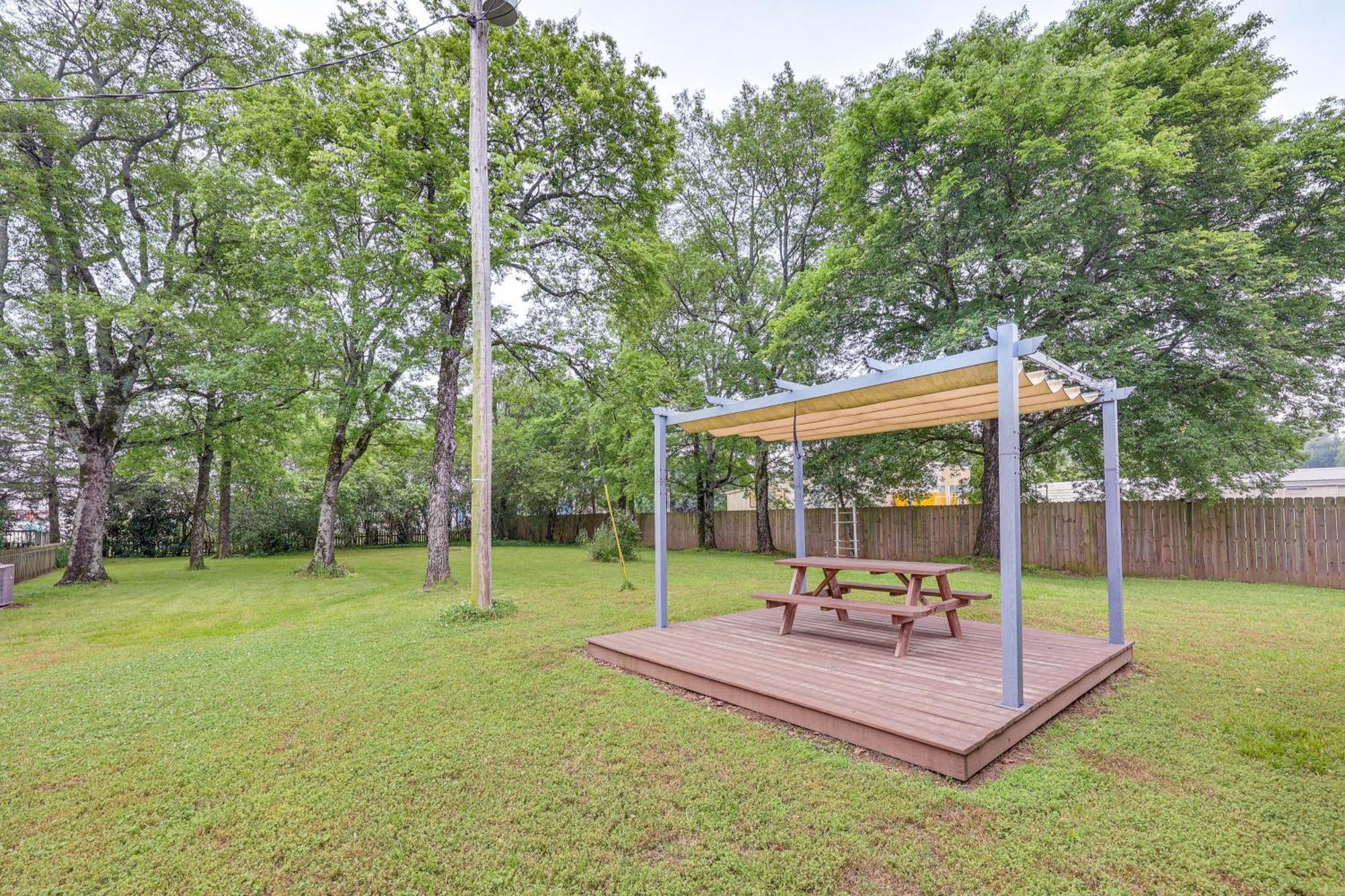 Delightful Retreat With Fireplace And Large Yard! Dış mekan fotoğraf
