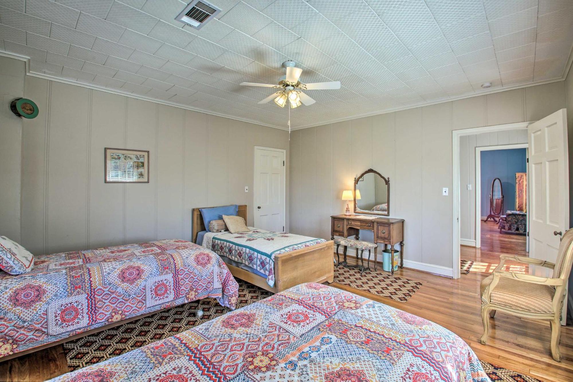 Delightful Retreat With Fireplace And Large Yard! Dış mekan fotoğraf